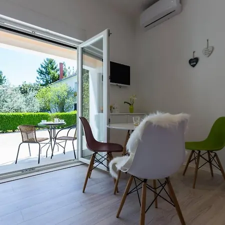 Candy Ap.-near Center,bus,beach+free Parking Place Zadar